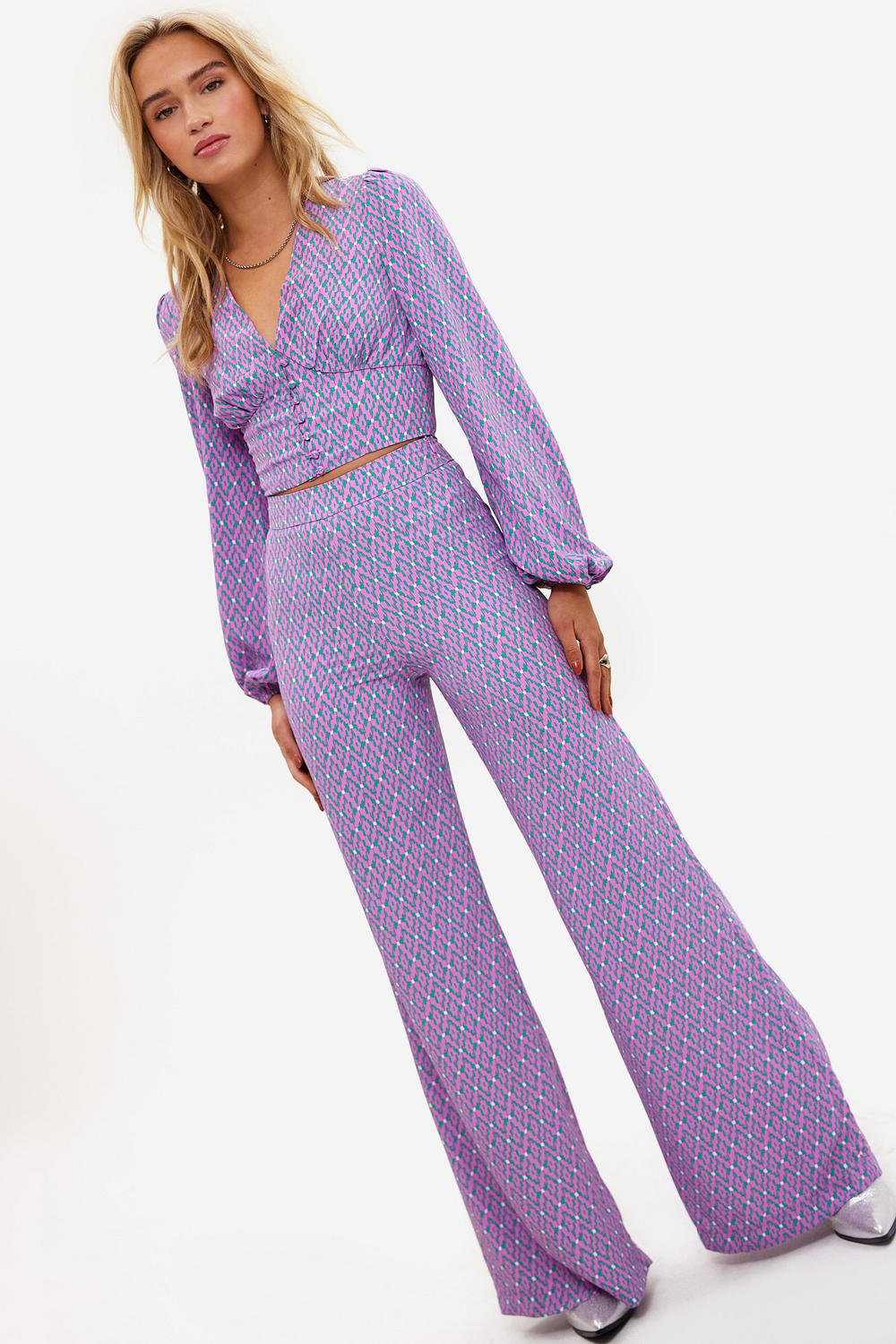 Lilac trousers with graphic print