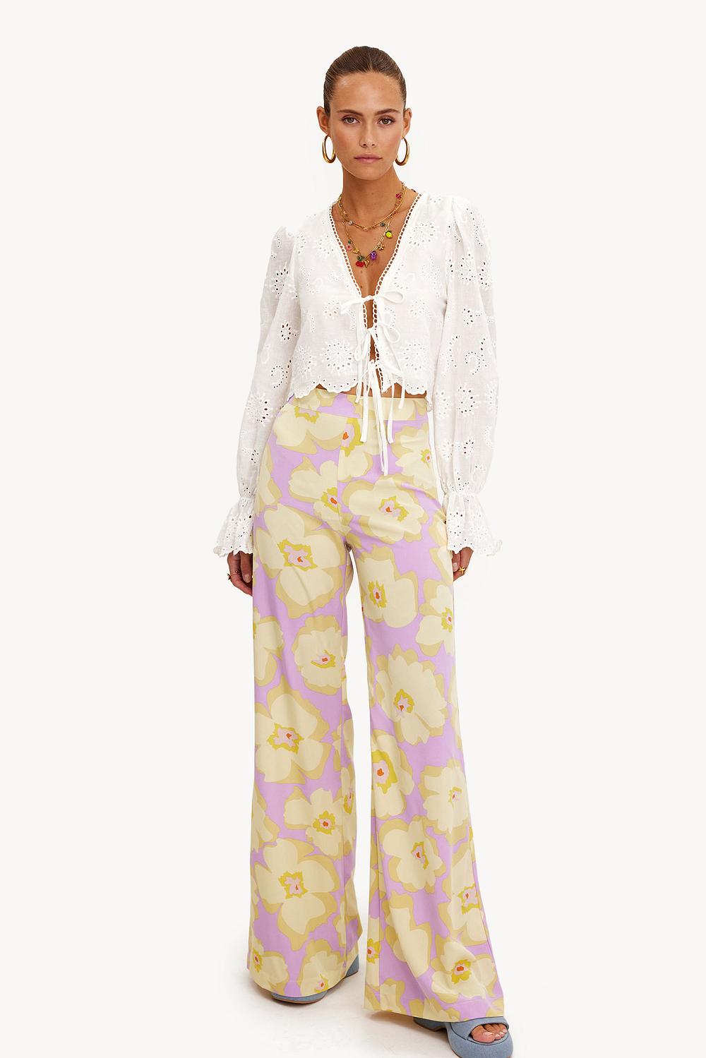 Pantalón amarillo claro con estampado floral