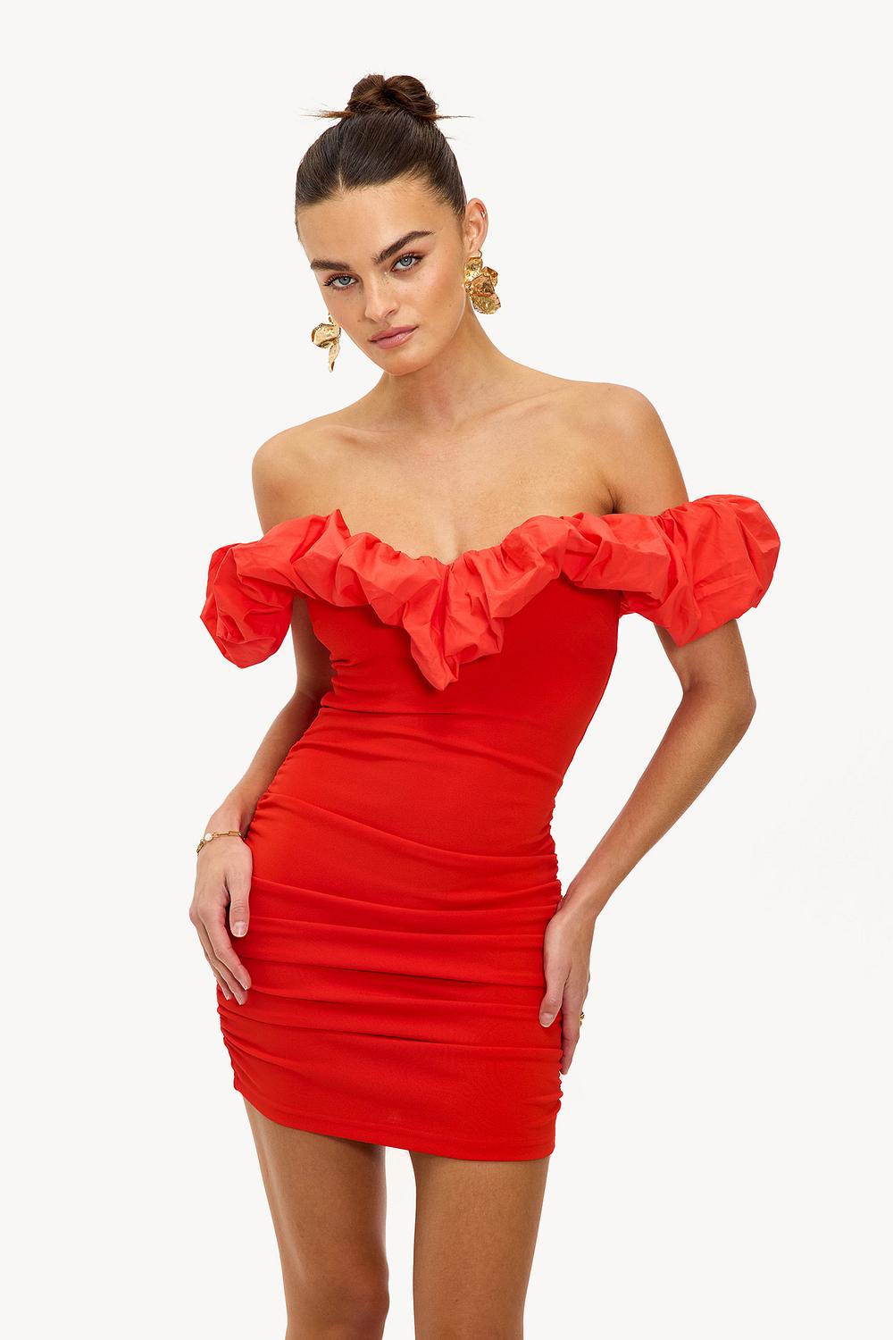 Robe rouge à volants