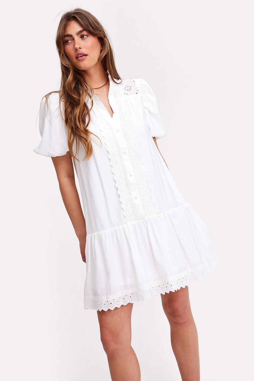 Witte geborduurde jurk
