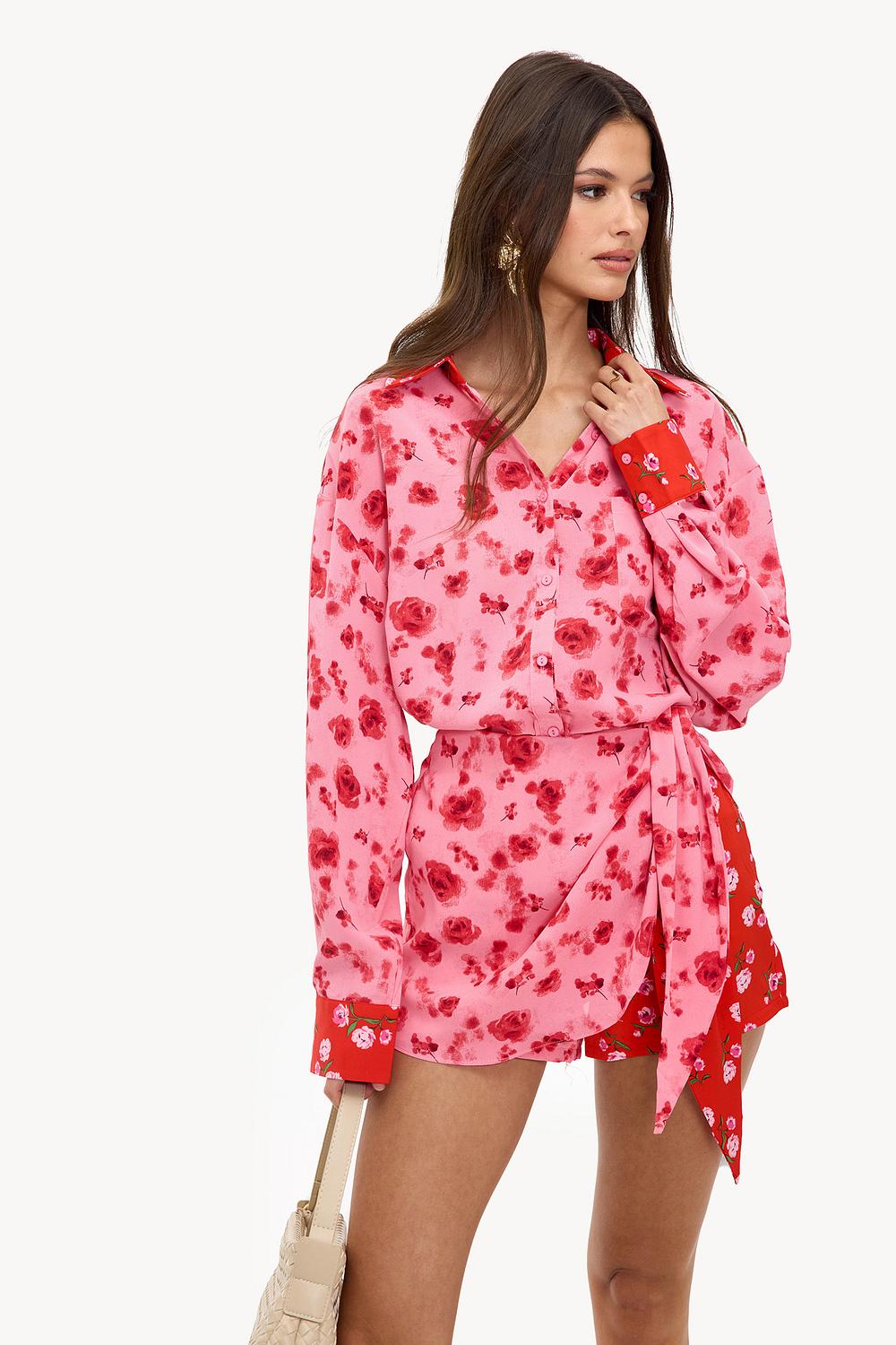 Blusa roja con estampado floral