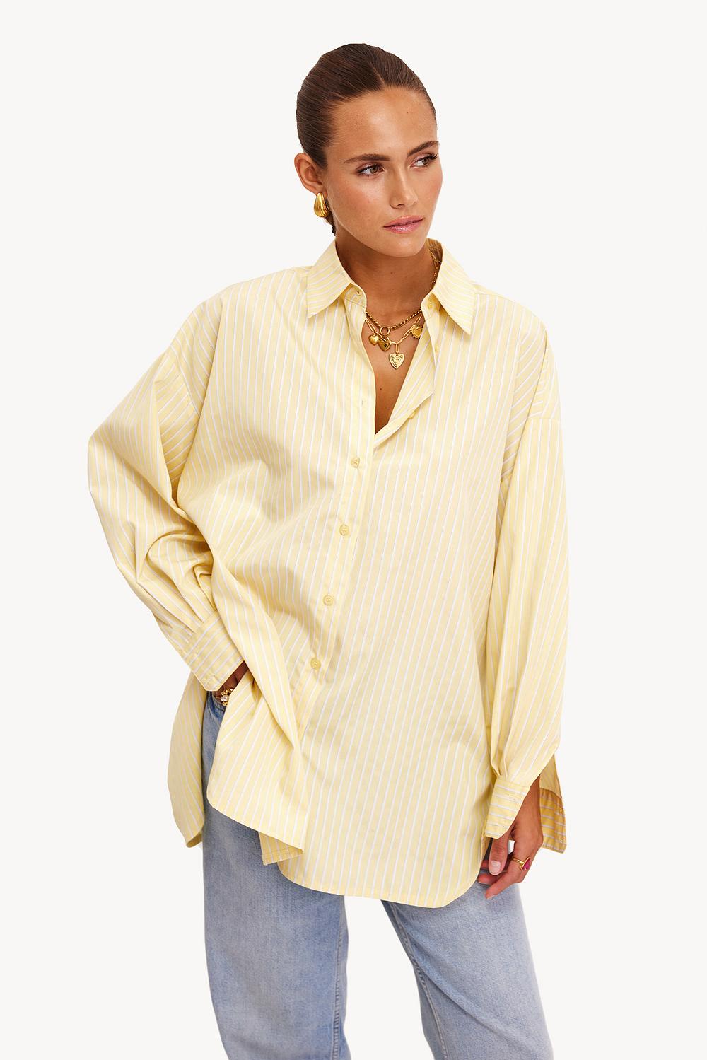Gele blouse met strepen