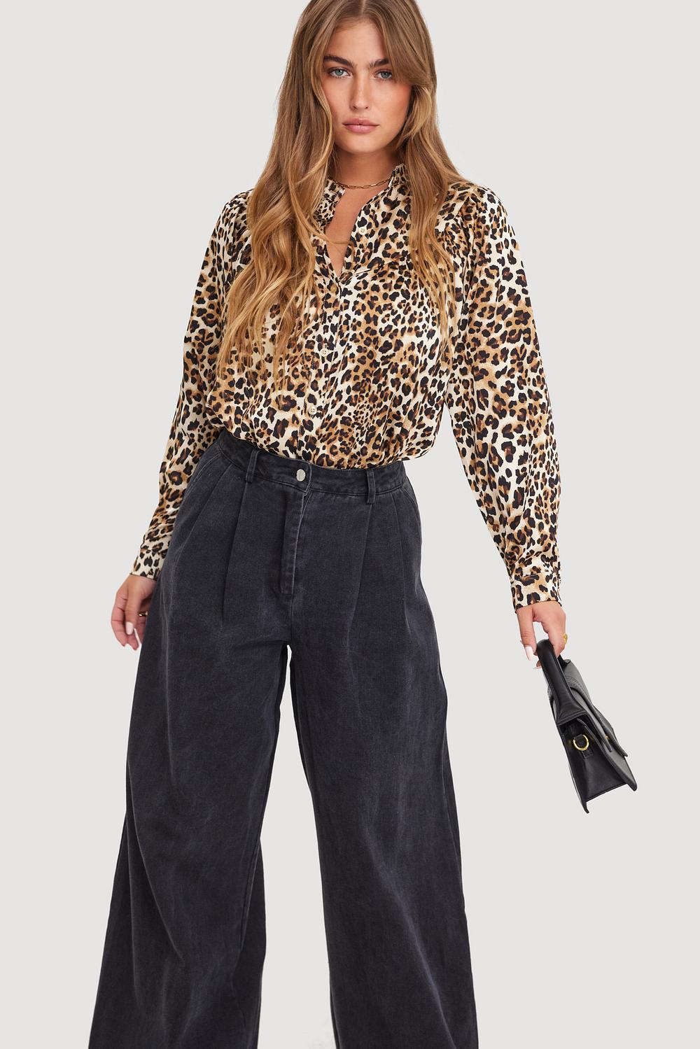 Blusa marrón con estampado de leopardo