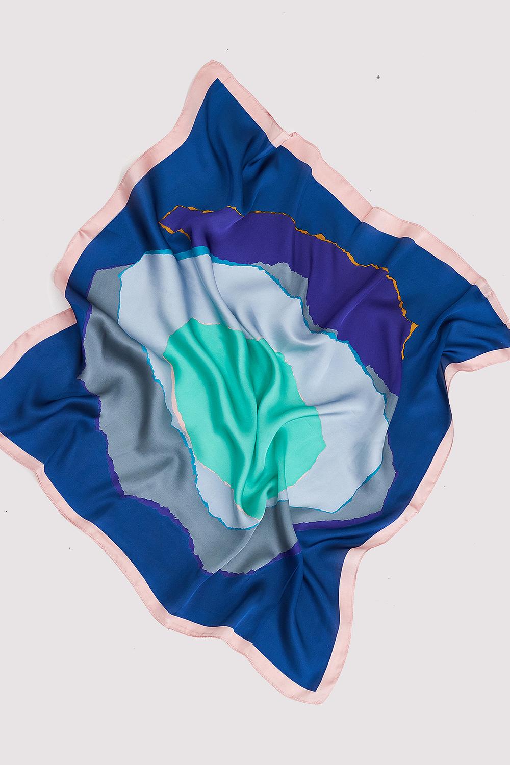 Blauwe sjaal met grafische print