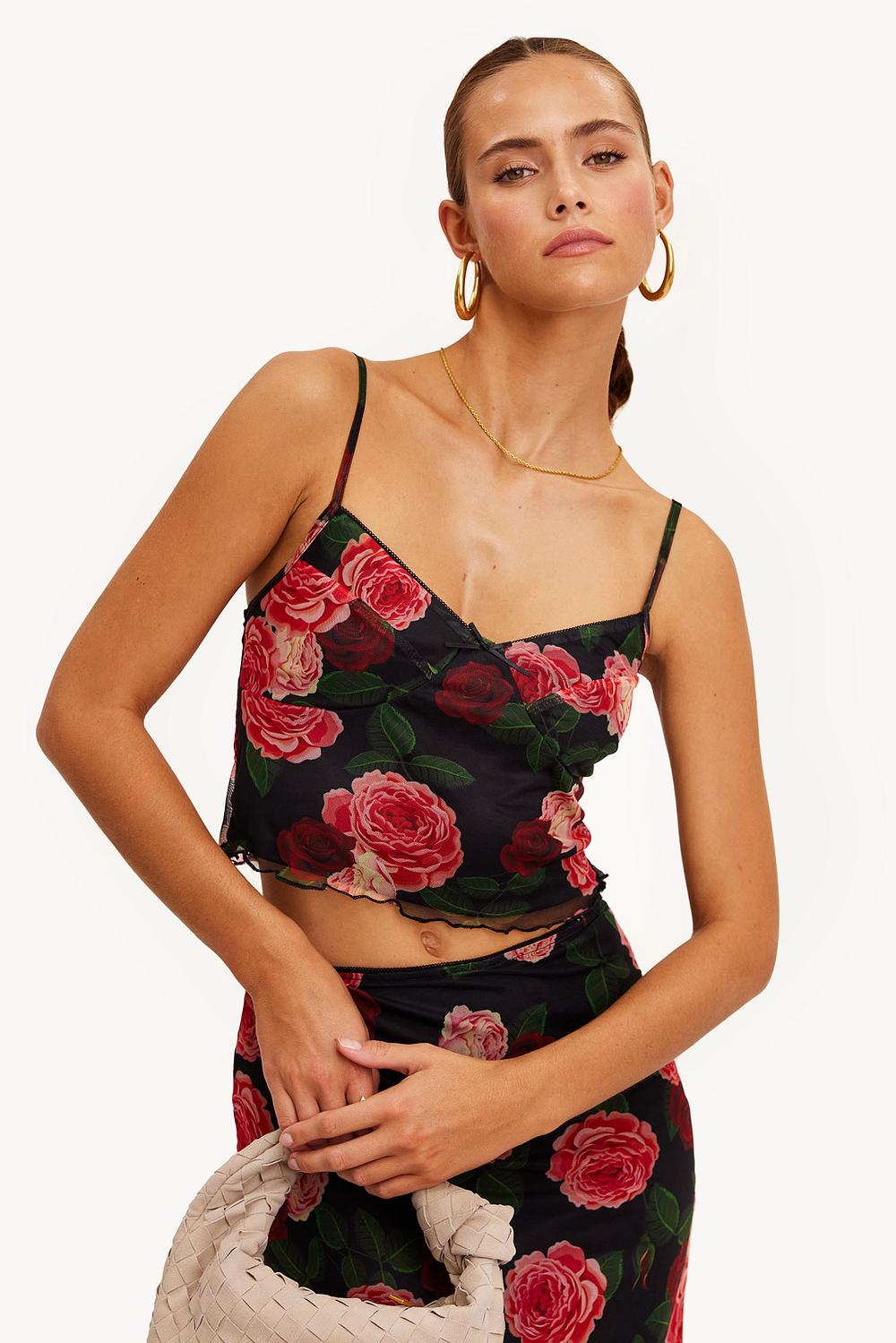 Haut noir avec imprimé de roses