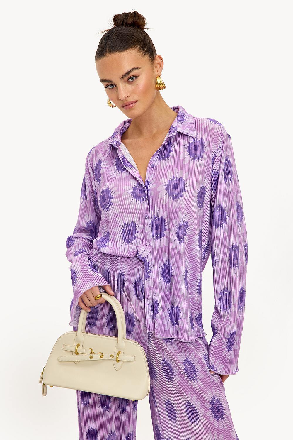 Blusa morada con estampado floral