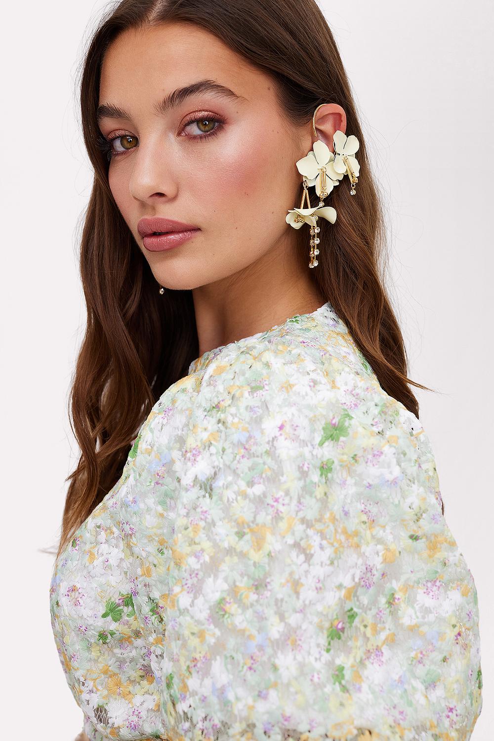 Beige earrings with flowers