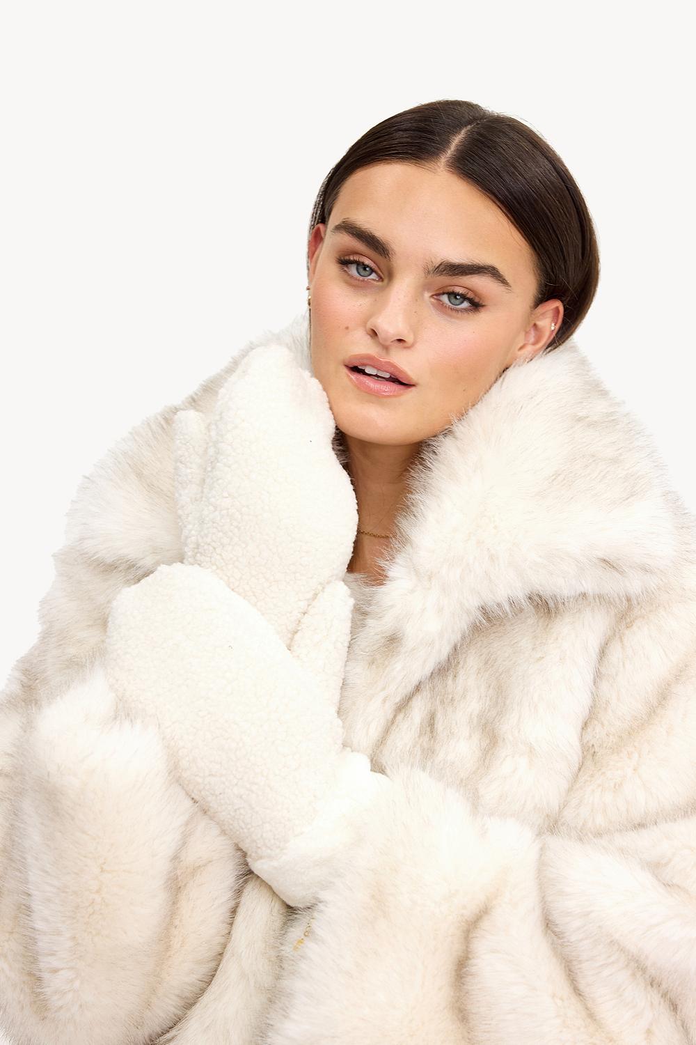 Guantes de peluche blancos