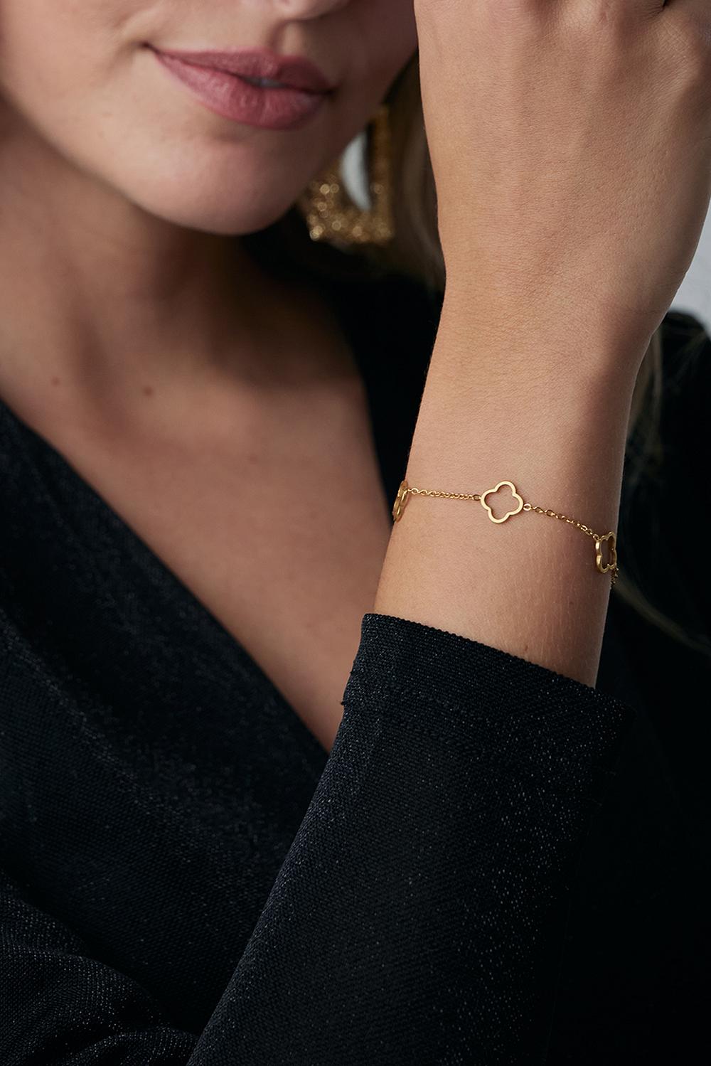 Golden bracelet with clover pendants
