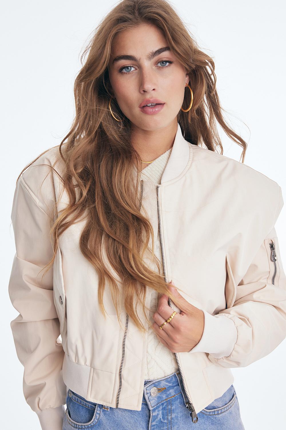 Cazadora bomber de color crudo