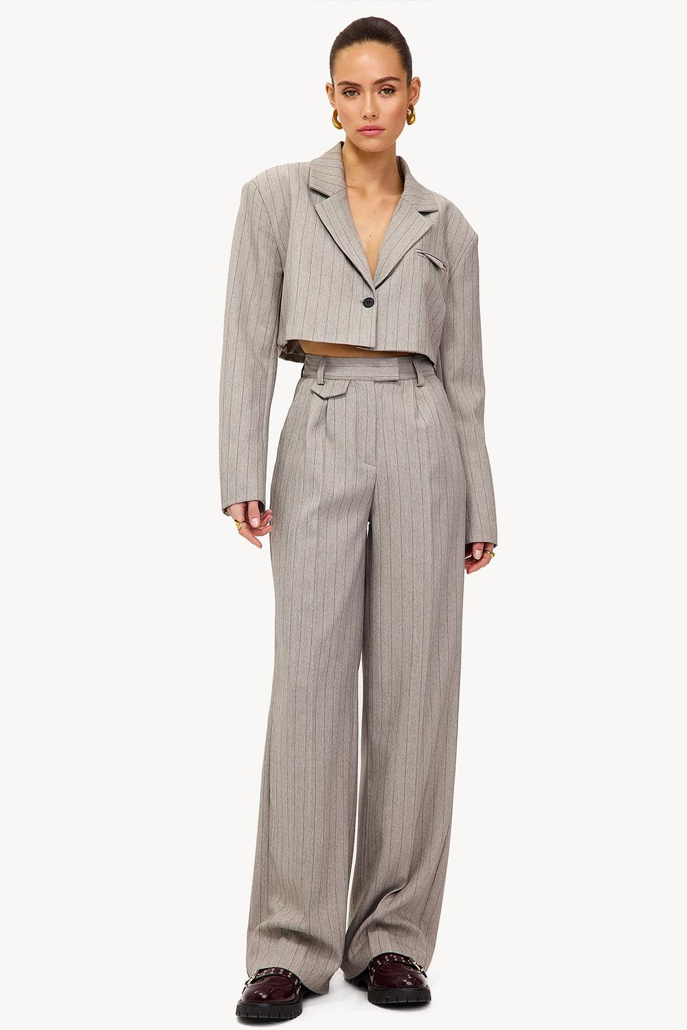 Pantalón gris a rayas