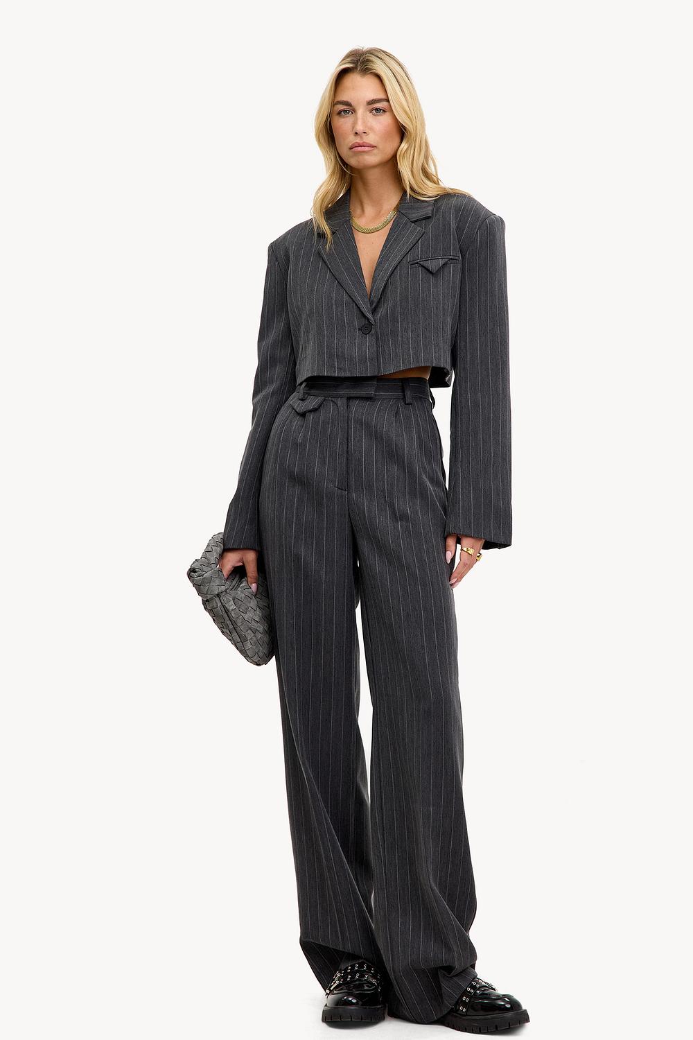 Pantalon gris à rayures