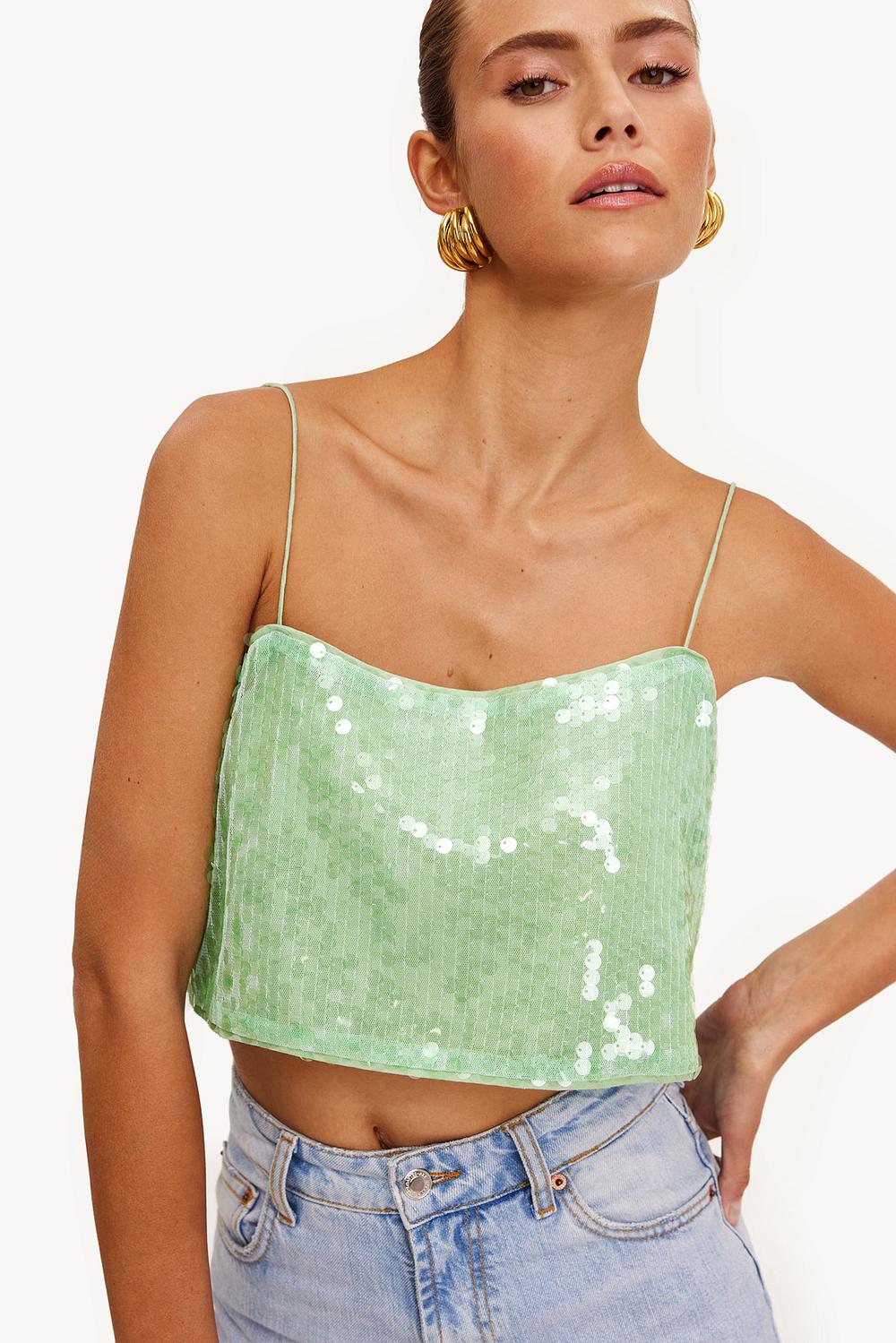 Top corto verde claro con lentejuelas