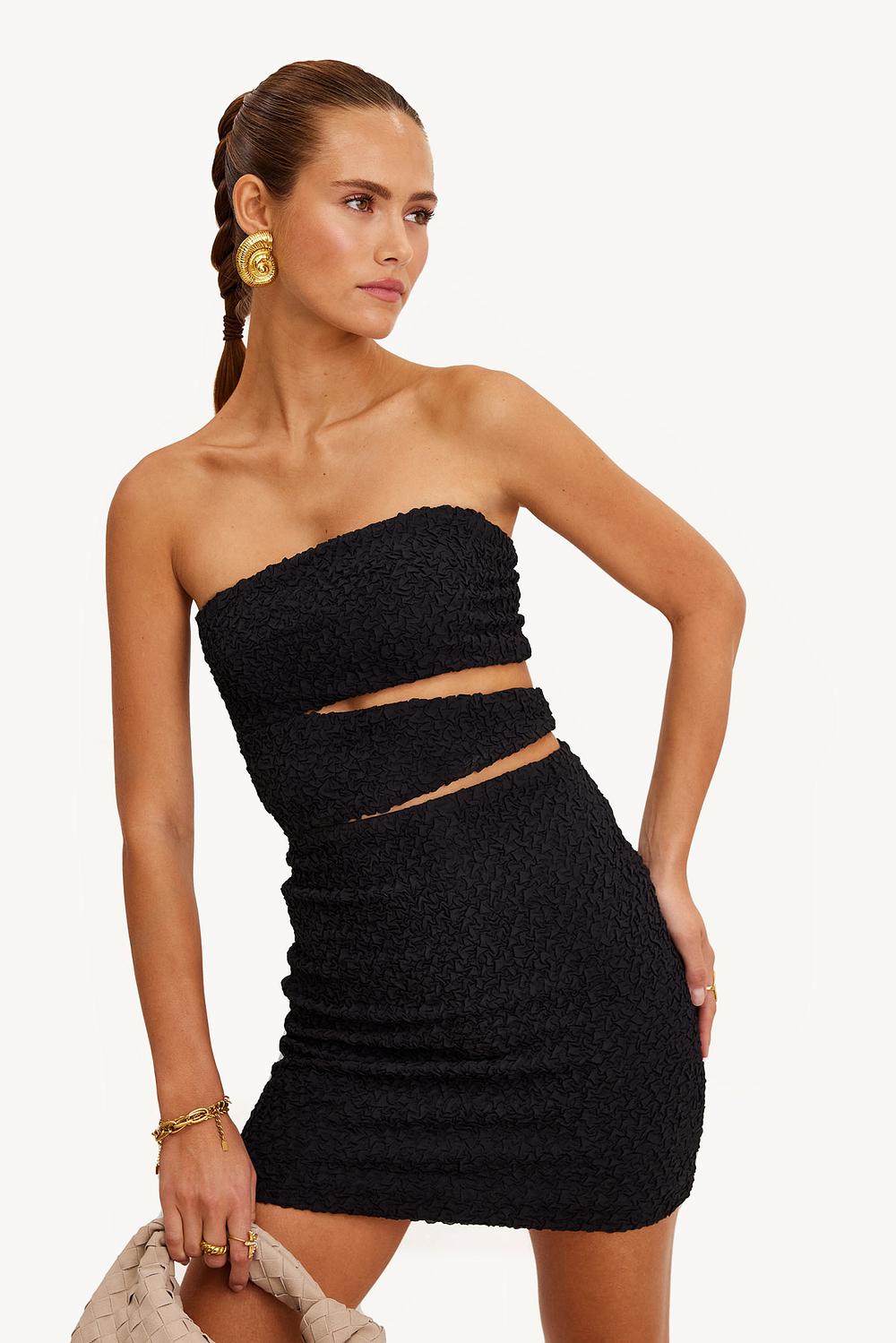 Minivestido negro con aberturas