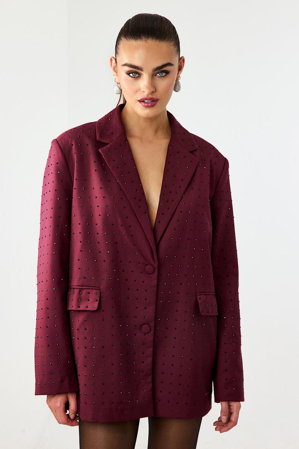 Blazer burdeos con tachuelas