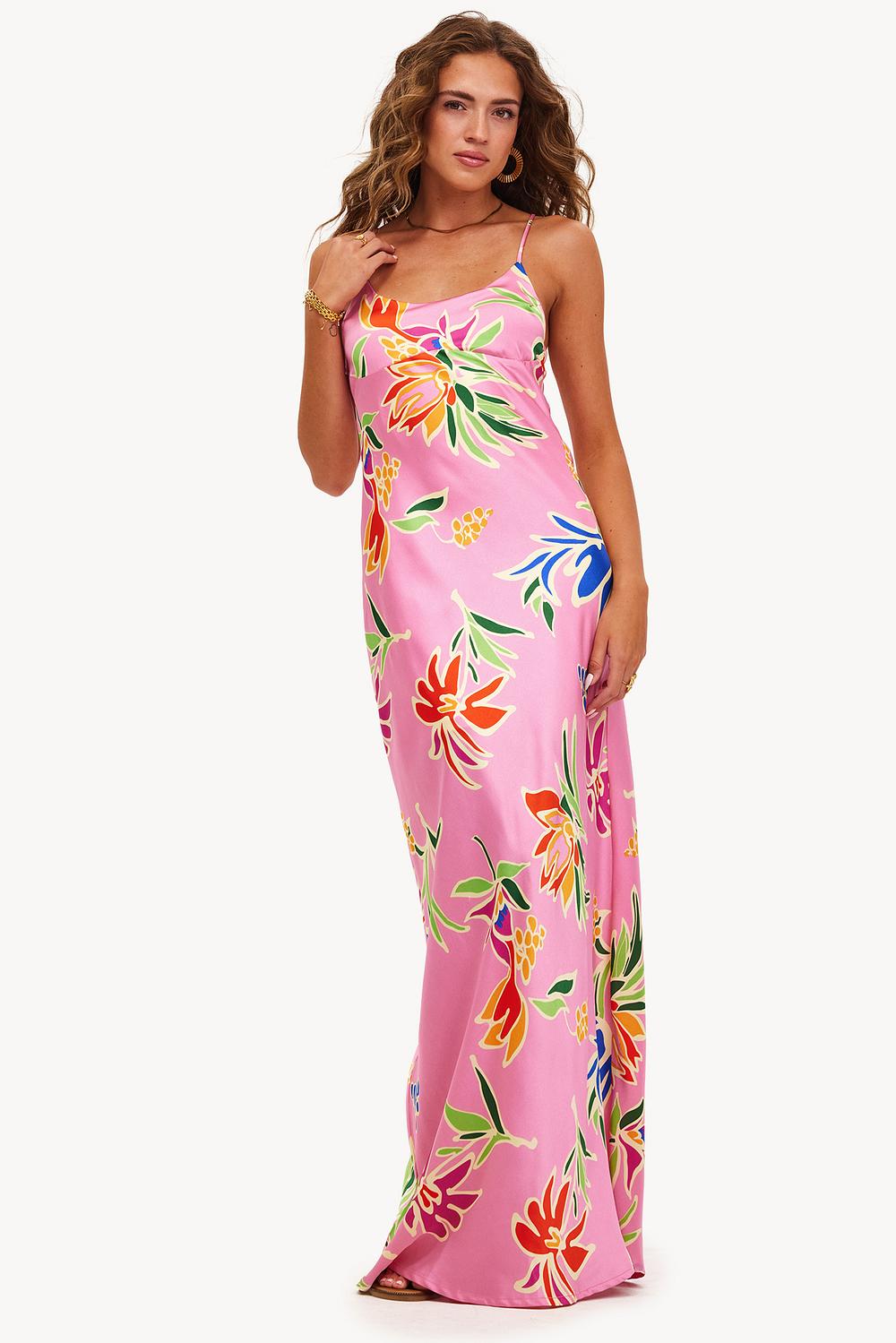 Vestido largo rosa con estampado floral