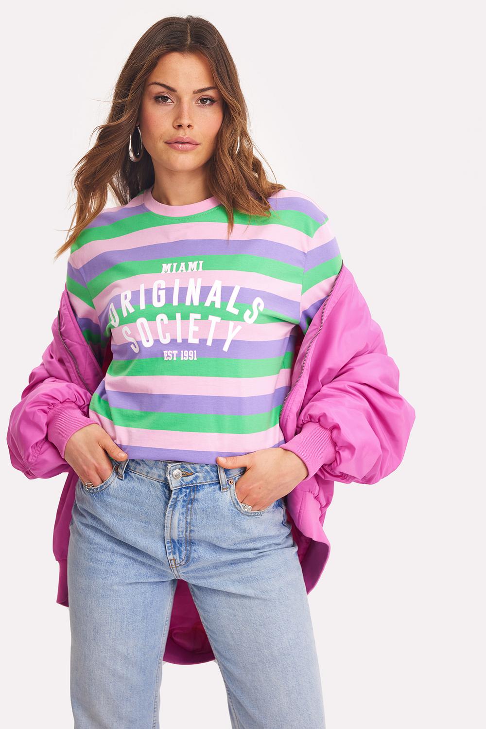 Camiseta rosa de rayas con texto