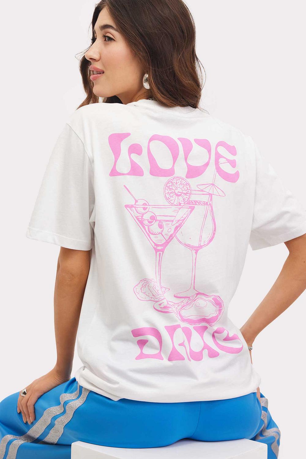 Camiseta blanca con inscripción