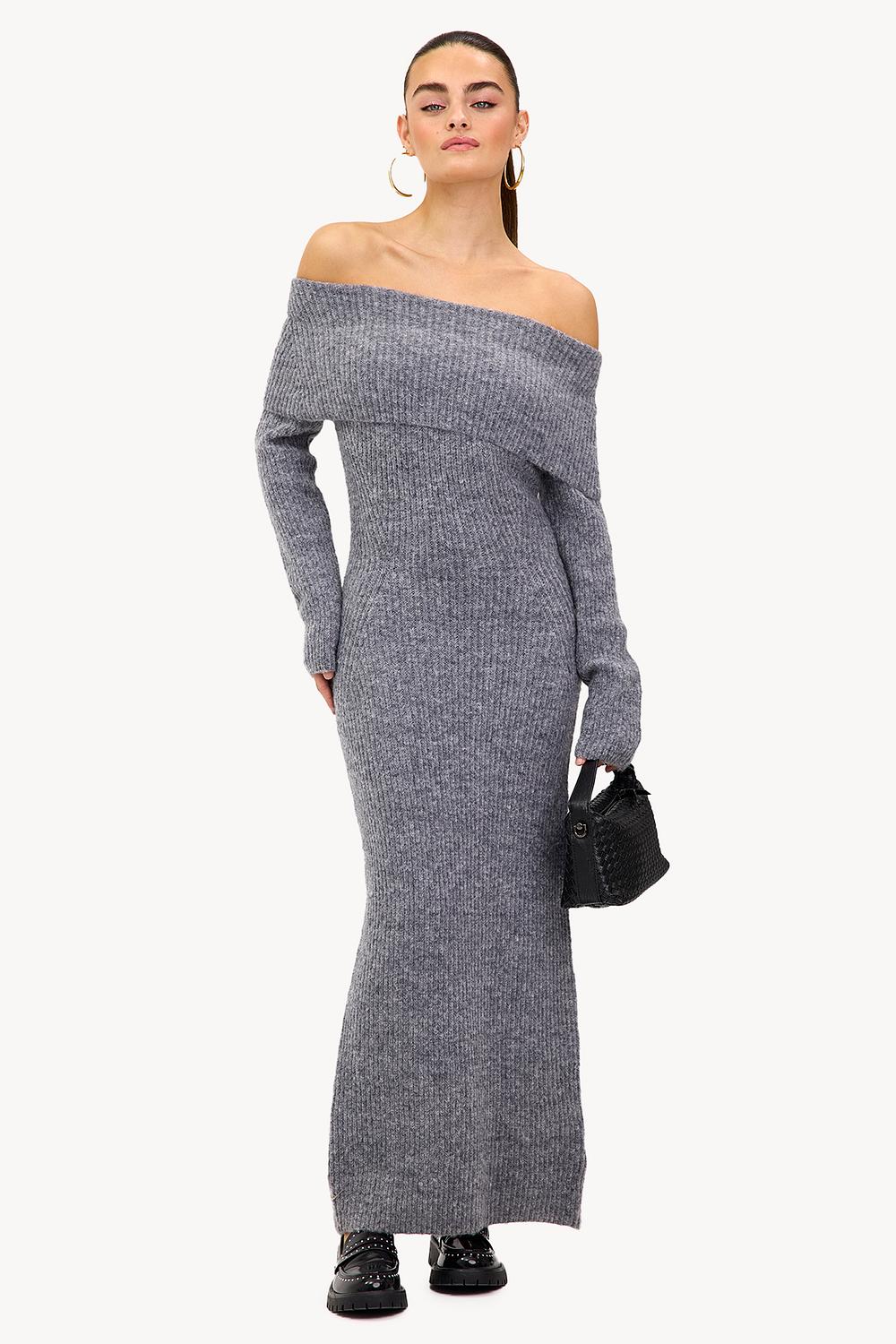 Robe grise foncée à épaules dénudées