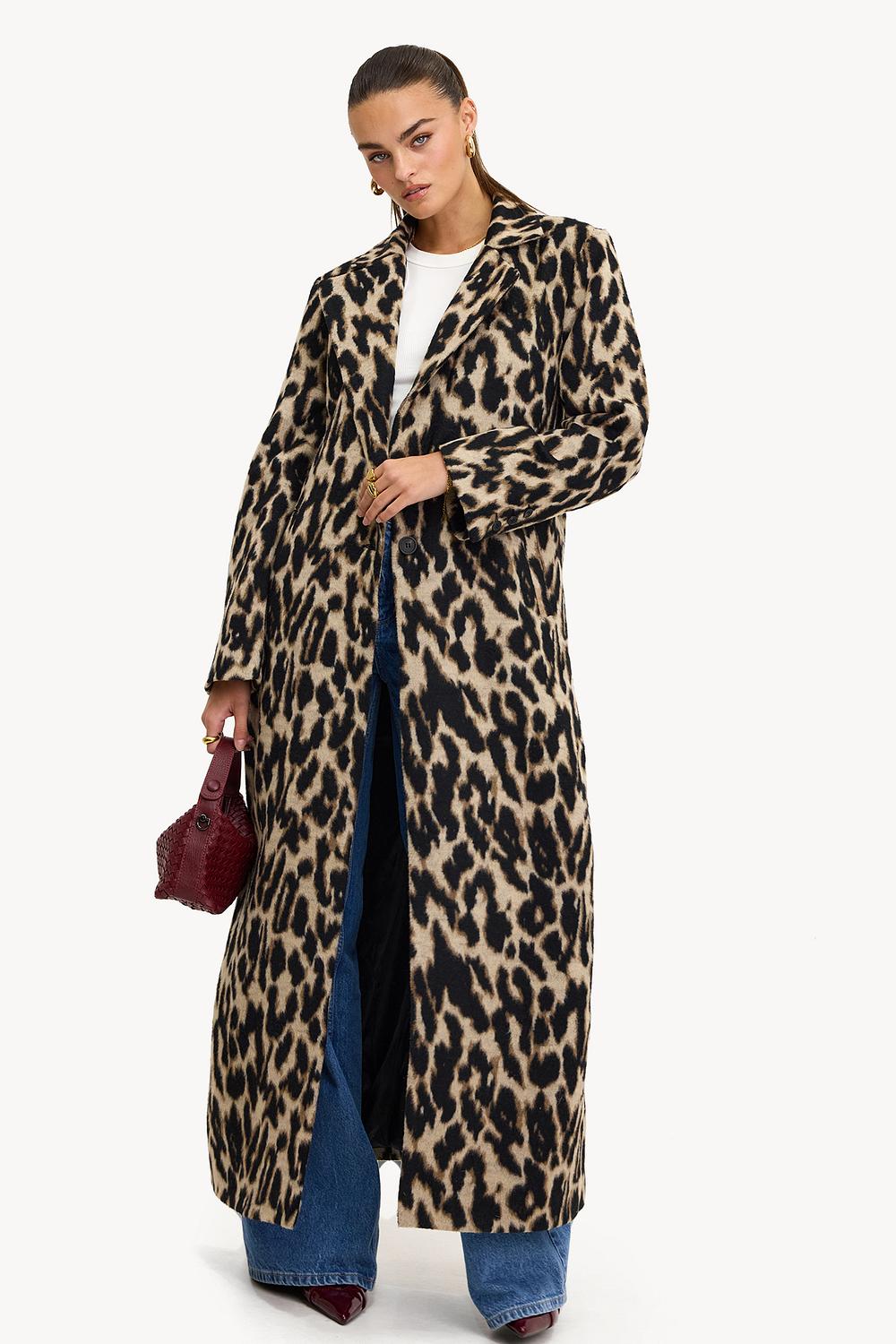 Abrigo beige con estampado de leopardo