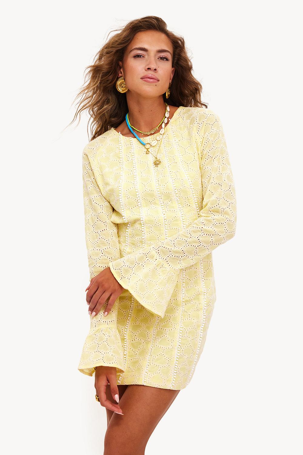 Robe jaune avec motif en forme de cœur