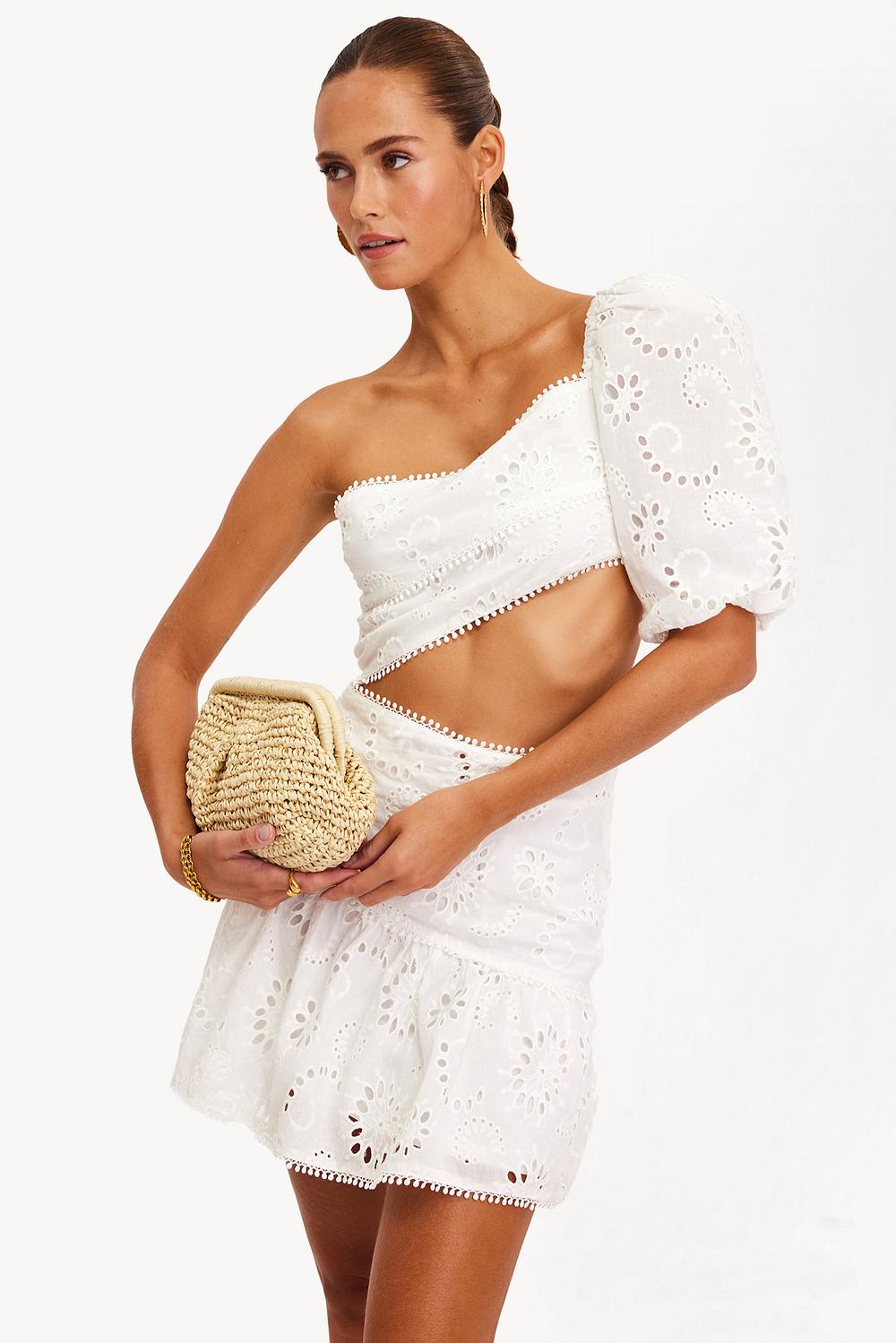 Robe blanche à une épaule