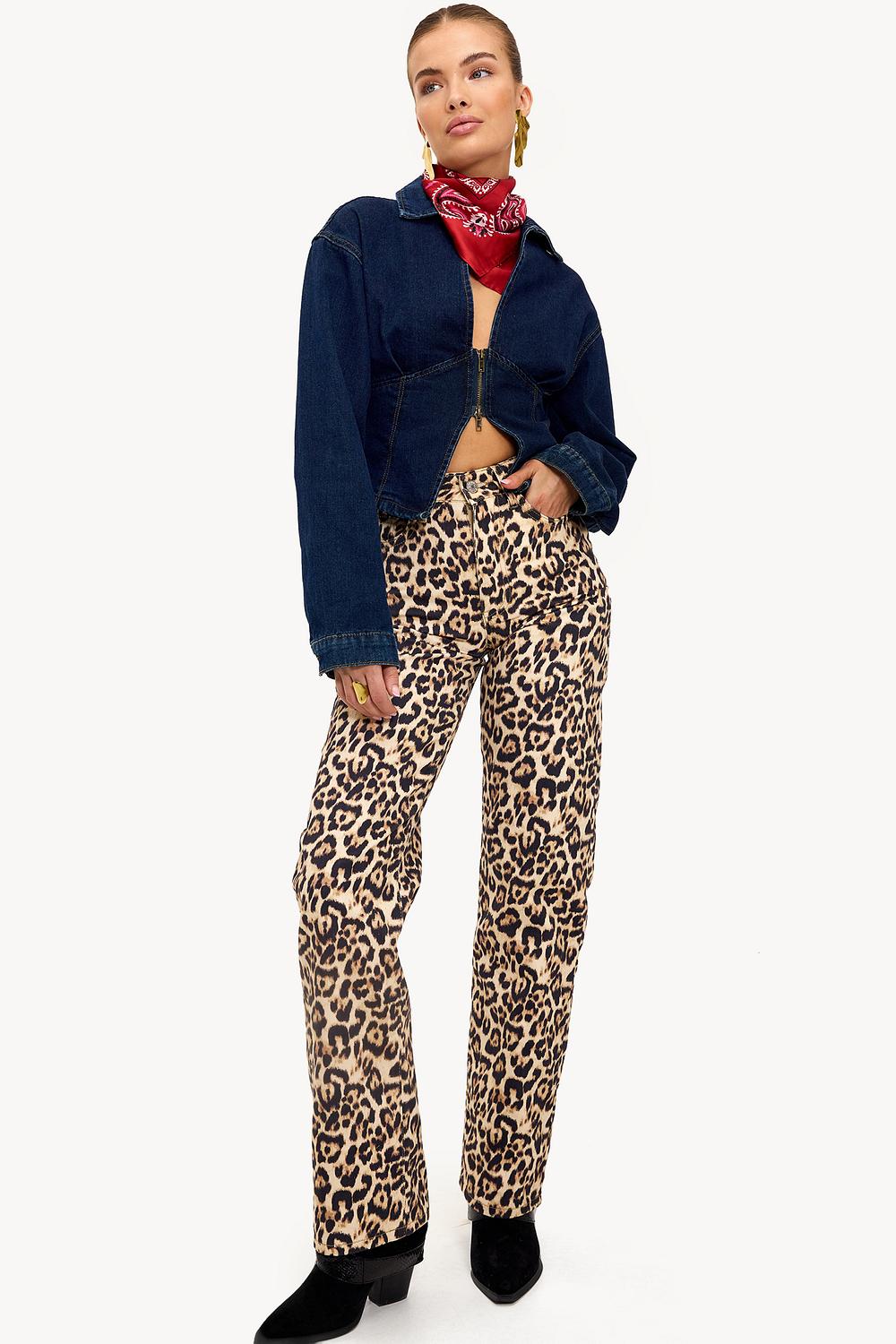 Pantalón marrón claro con estampado de leopardo