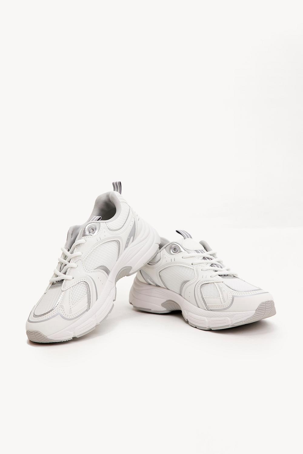 Witte sneakers met zilveren details