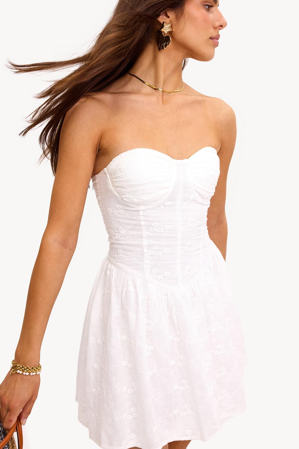 Robe blanche à bretelles