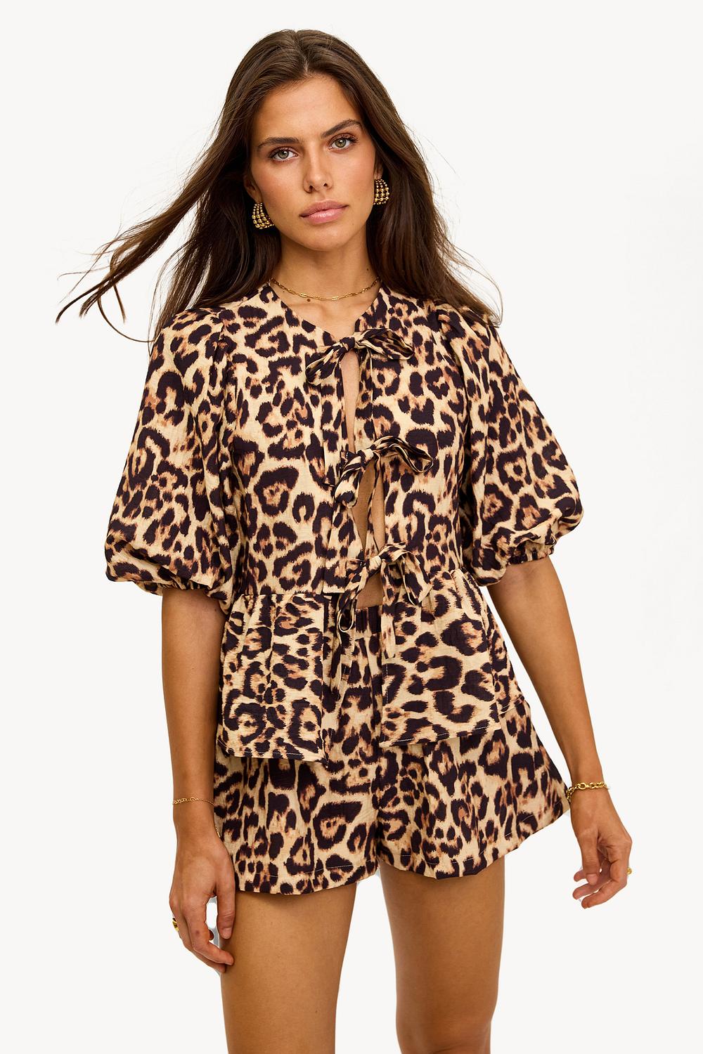 Blusa marrón con estampado de leopardo