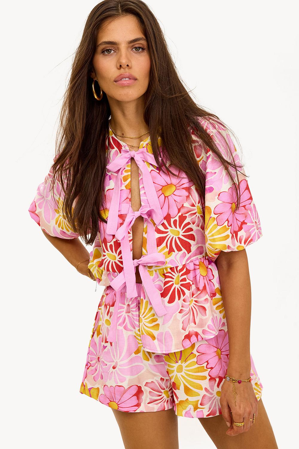 Shorts rosa claro con estampado floral