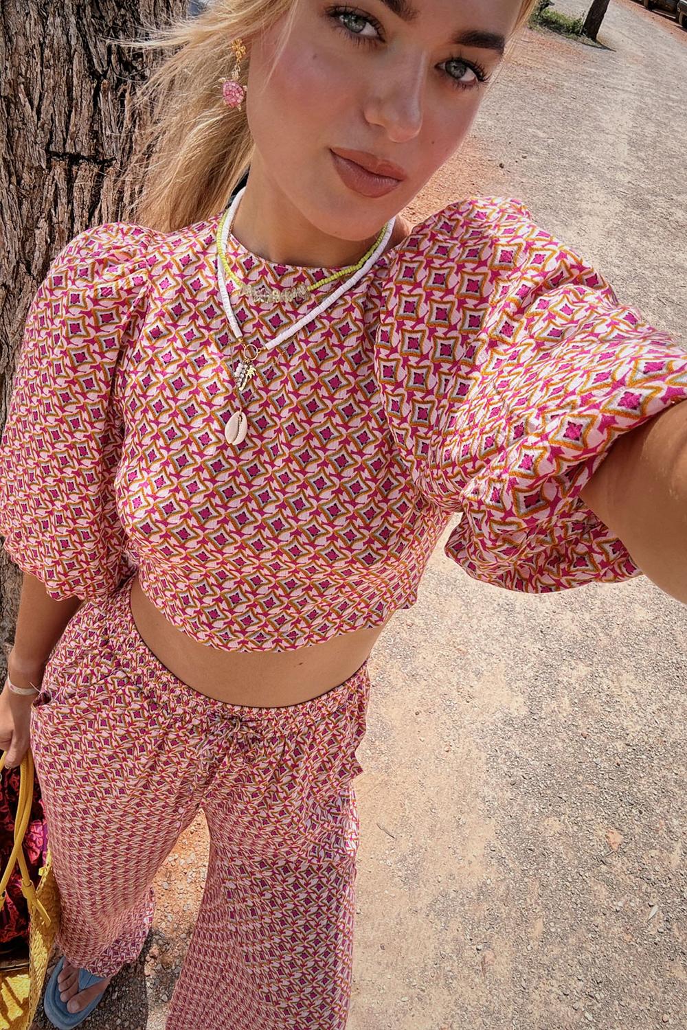 Roze crop top met aztek print