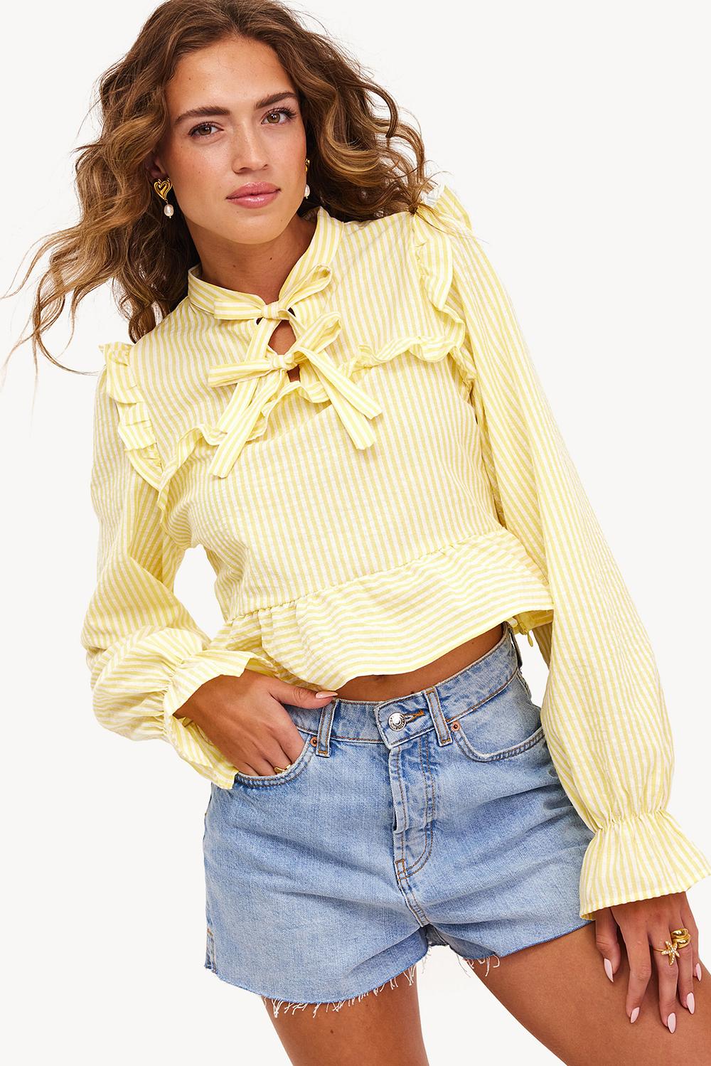 Blusa amarilla clara con rayas