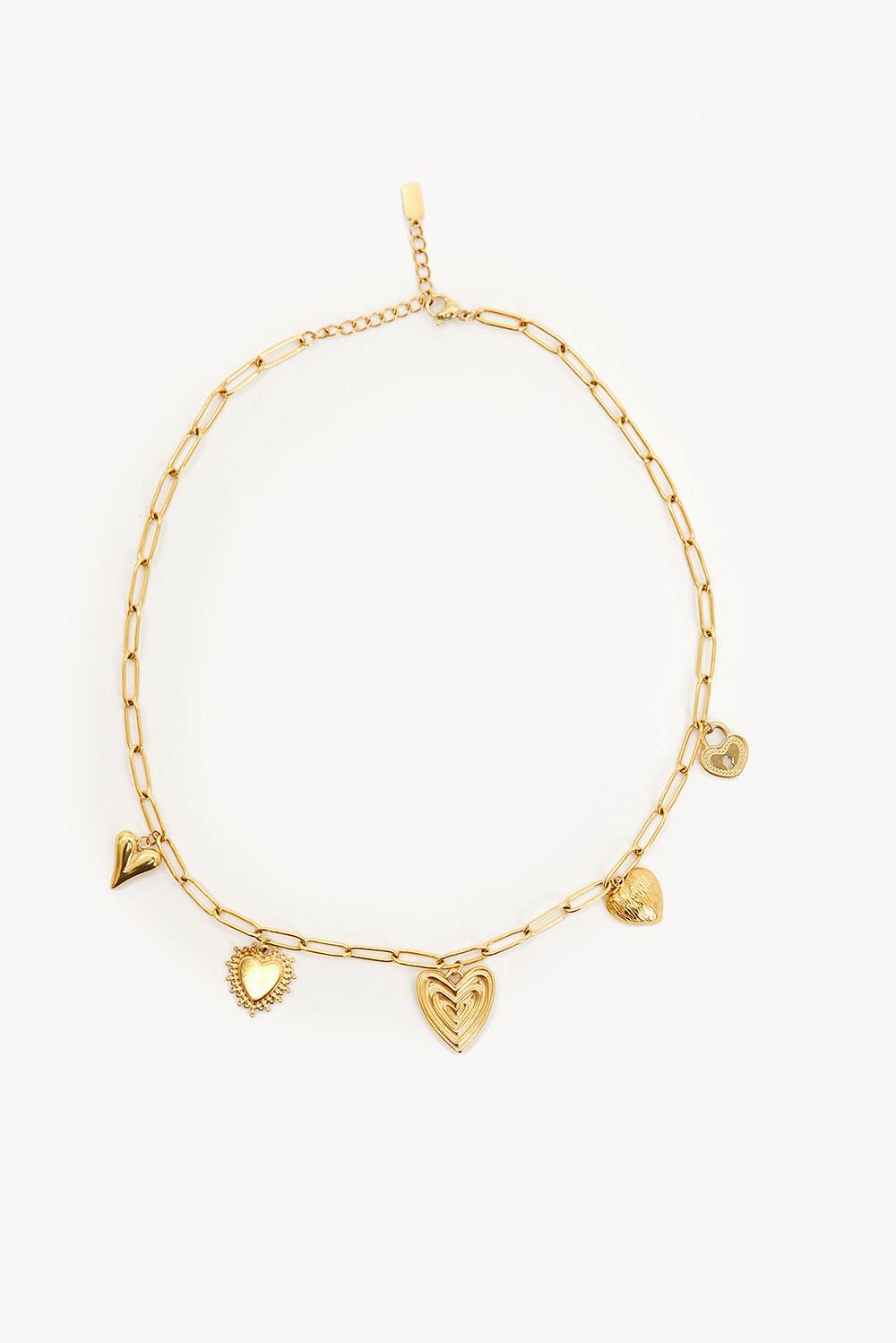 Collar dorado con colgantes