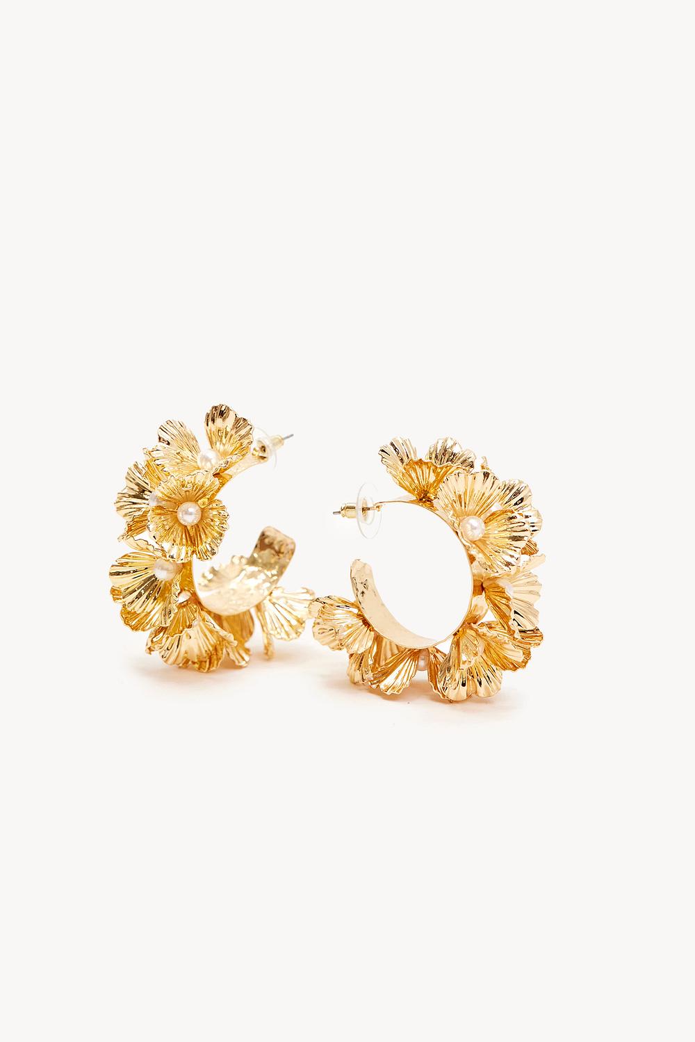 Pendientes de aro dorados con perlas