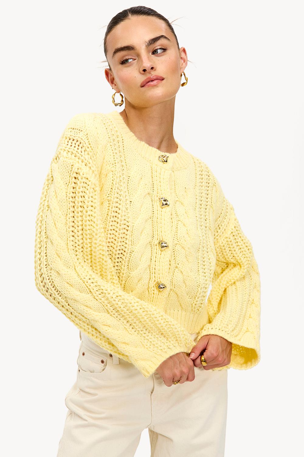 Cardigan jaune avec boutons dorés