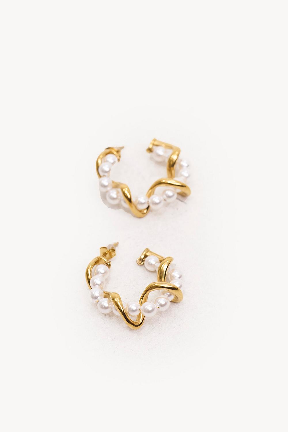 Pendientes de aro dorados con perlas