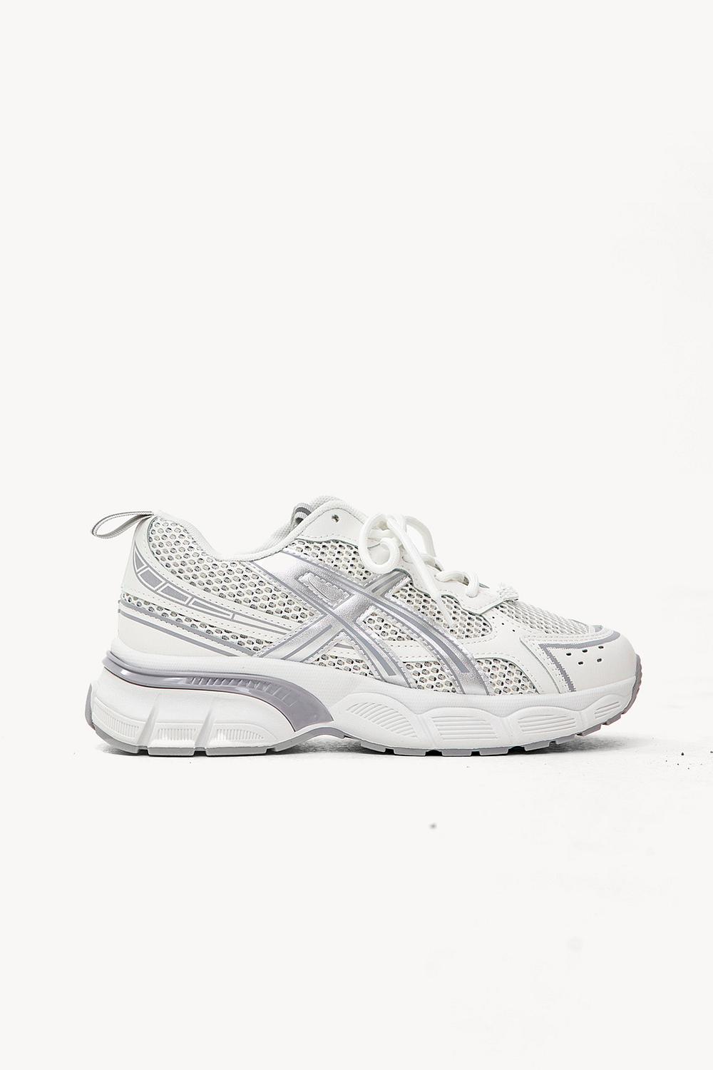 Witte sneakers met zilveren details