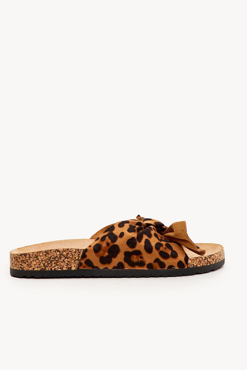 Brown slippers with leopard print