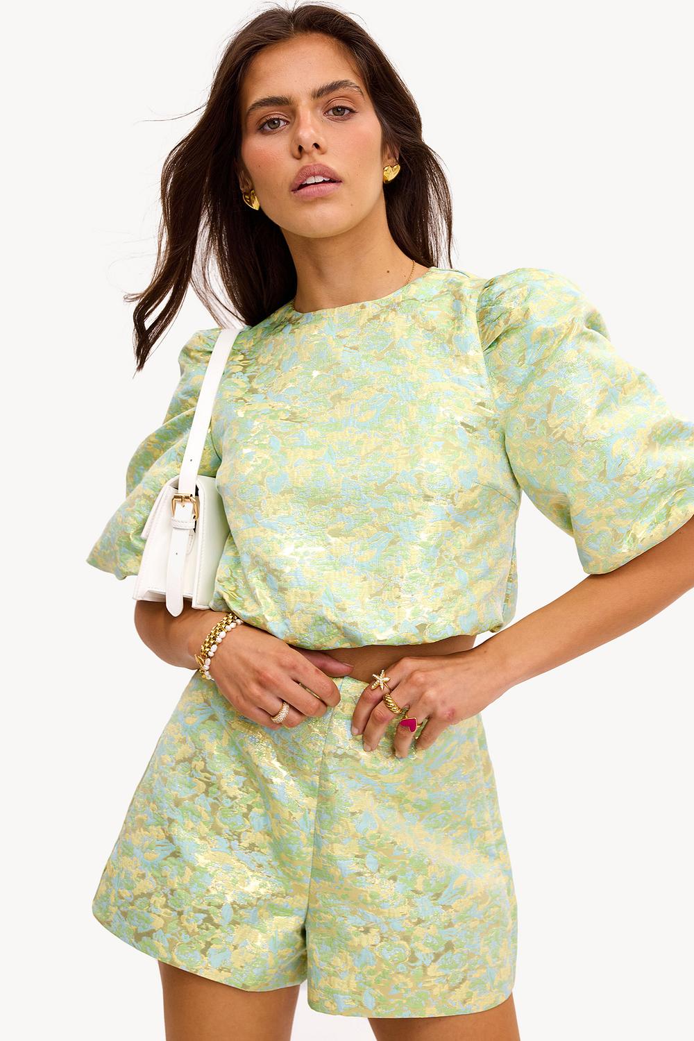 Pantalón corto verde con estampado floral