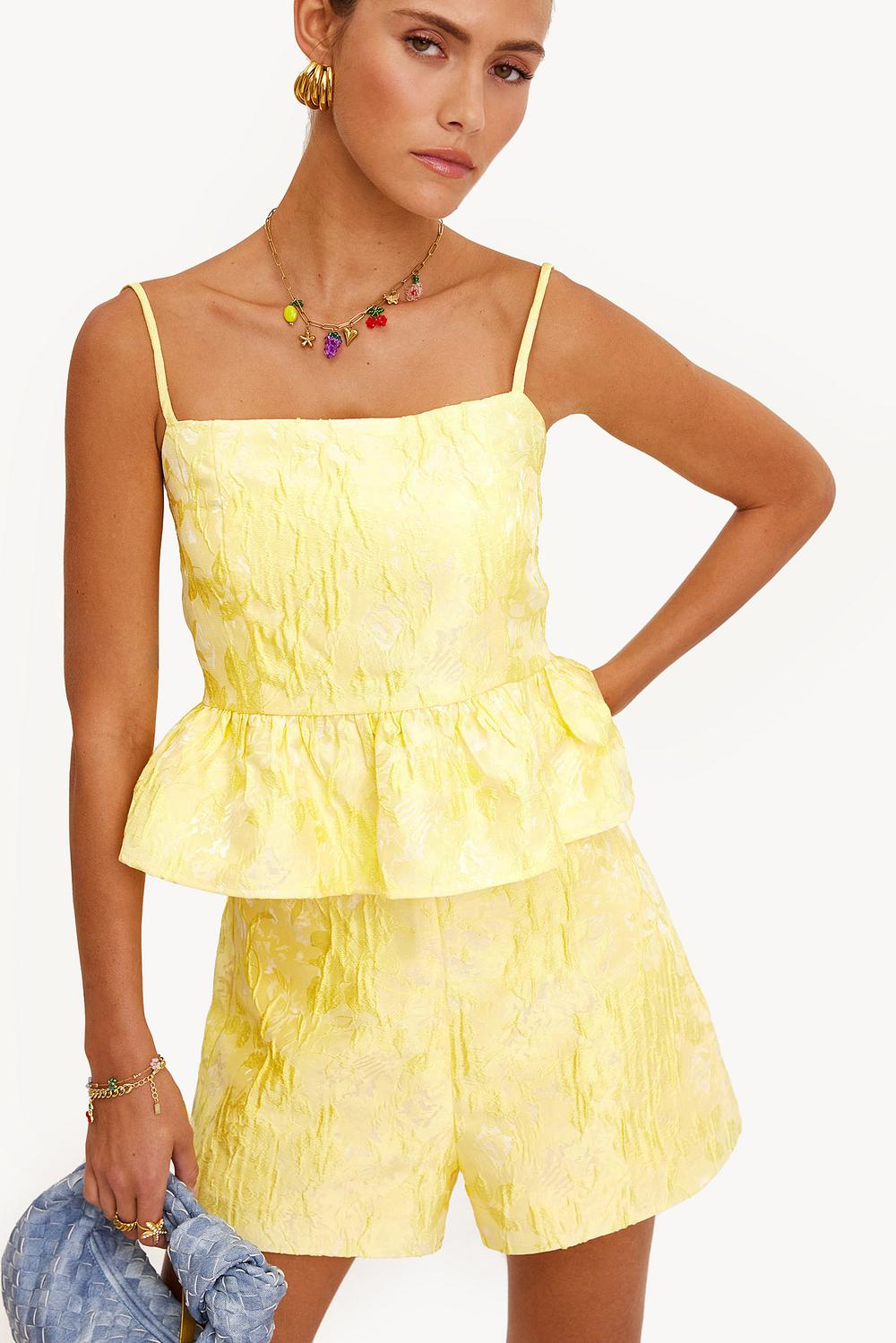 Pantalón corto amarillo