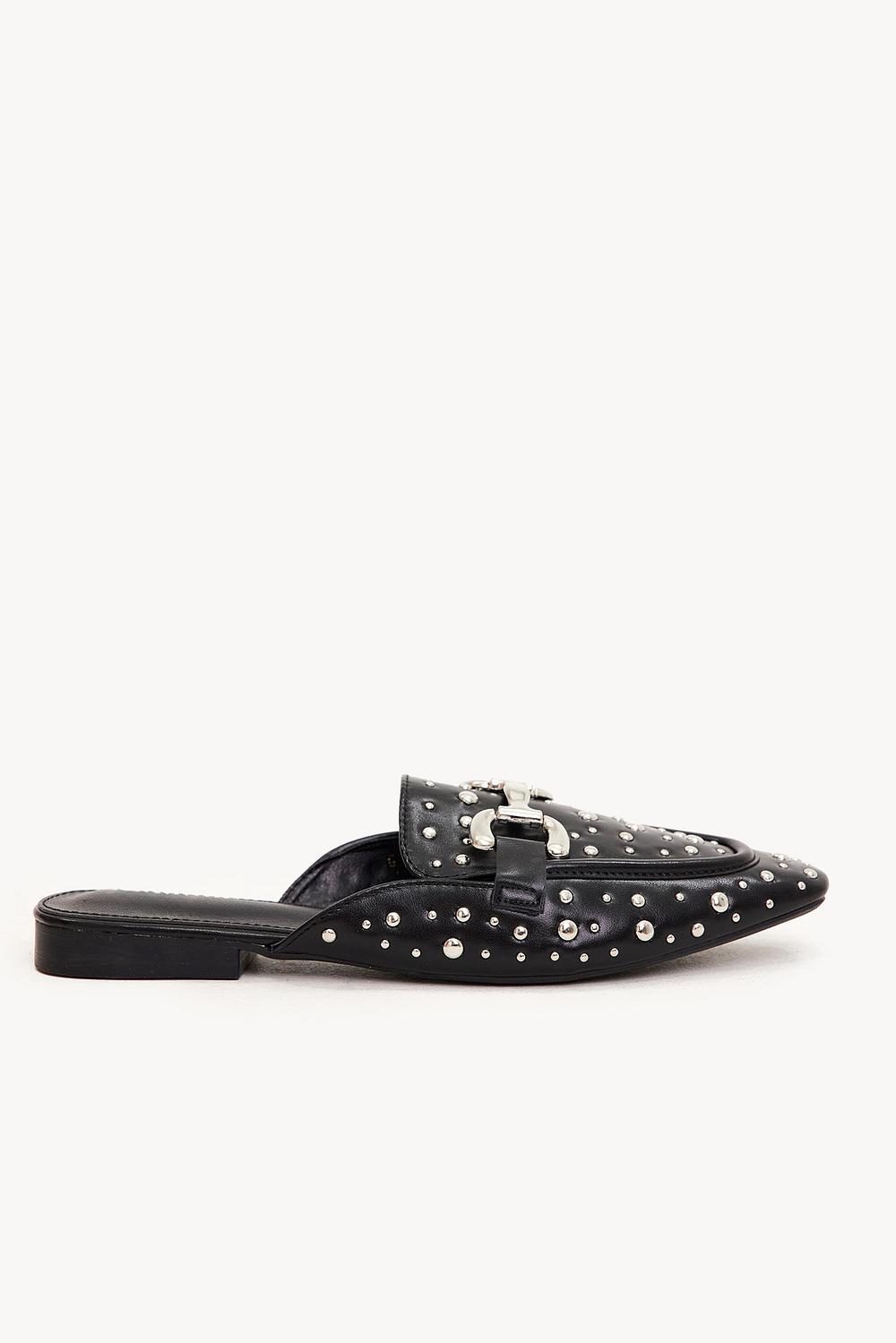 Mocasines negros con tachuelas