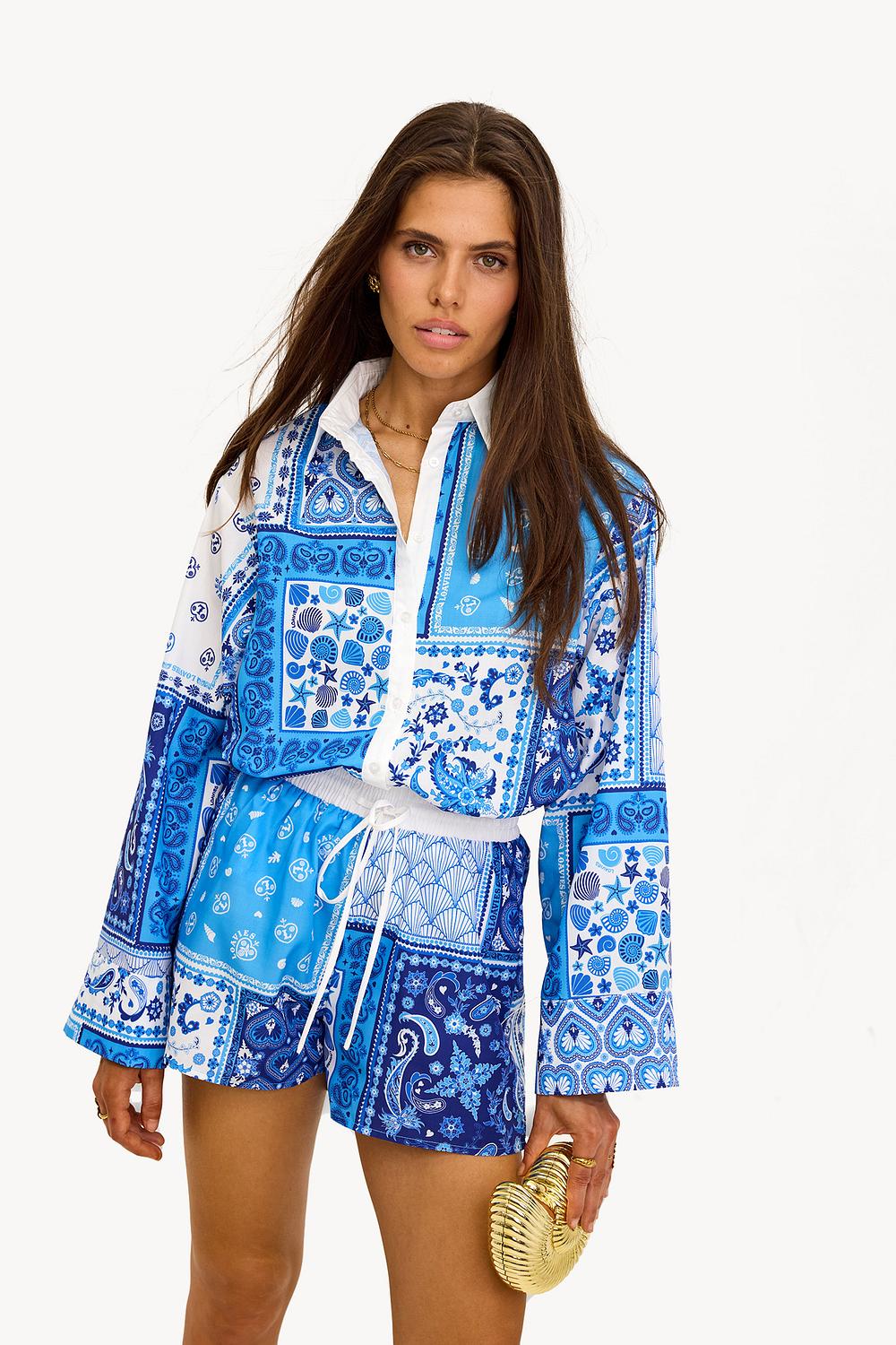 Blusa azul con estampado paisley