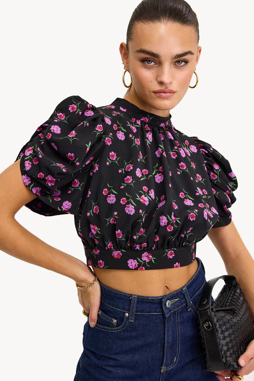 Top noir à imprimé floral