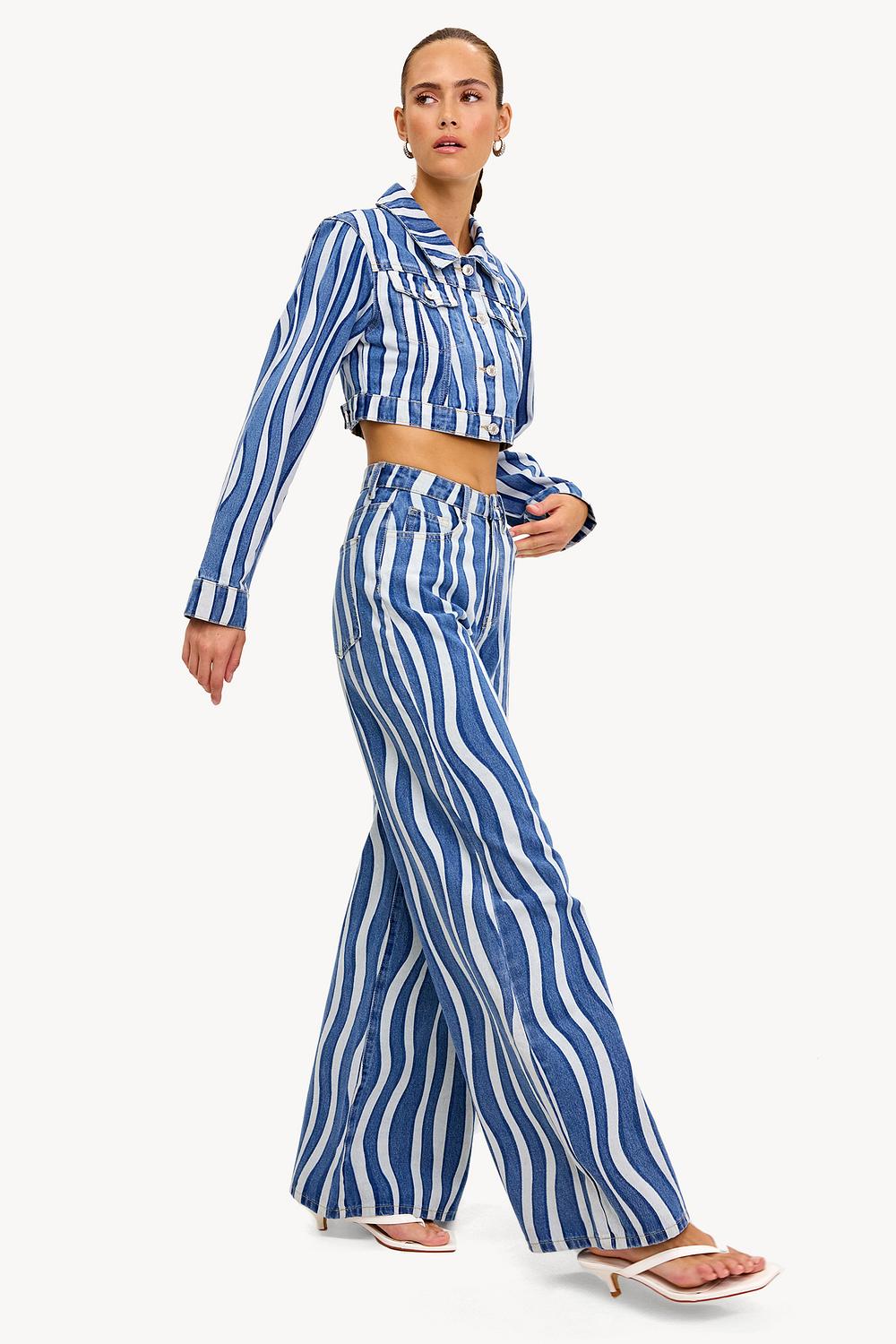Vaqueros azules con rayas