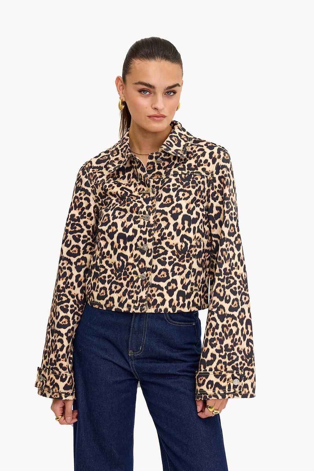 Chaqueta marrón con estampado de leopardo
