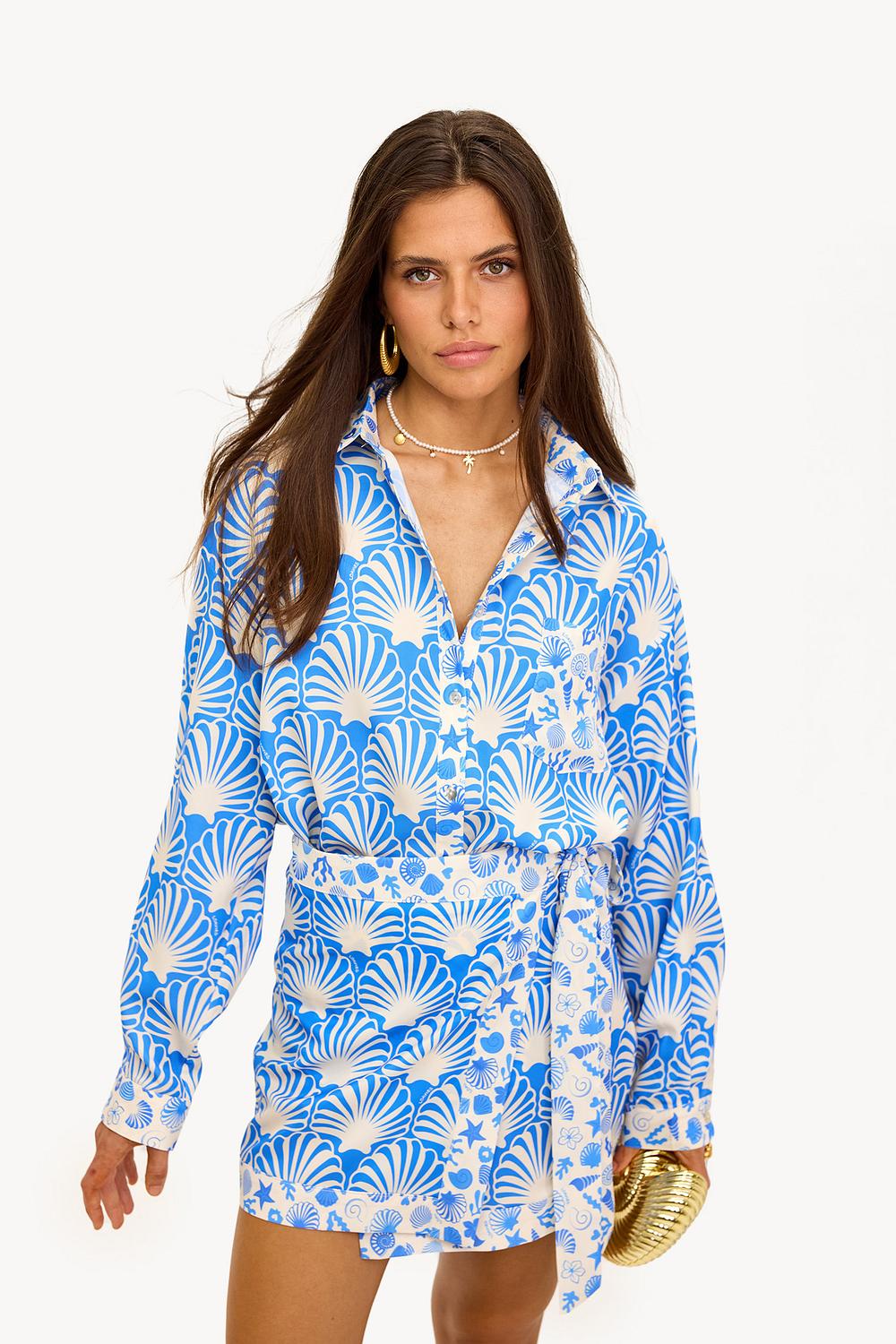Blusa azul con estampado gráfico