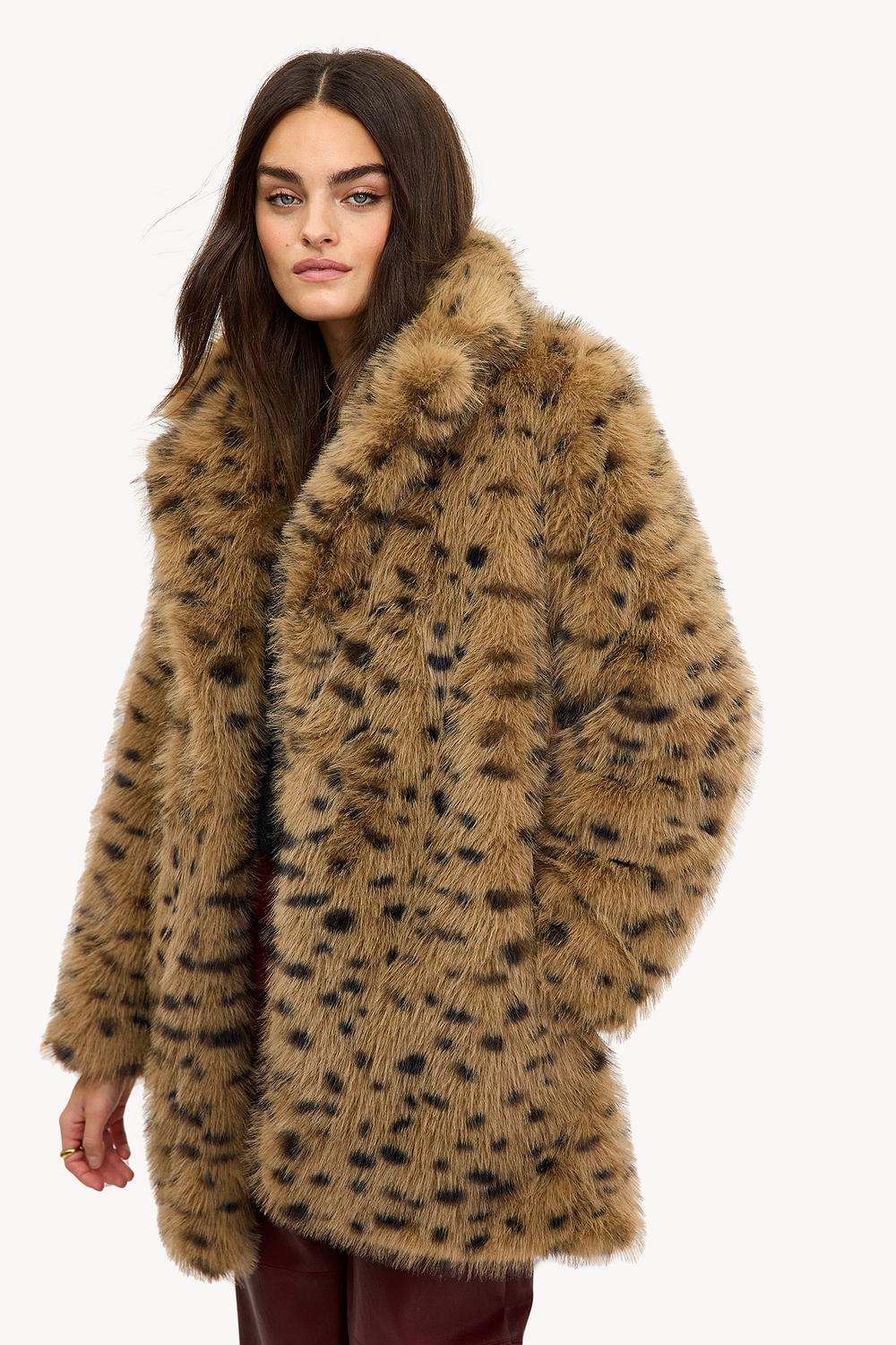 Manteau marron avec imprimé léopard