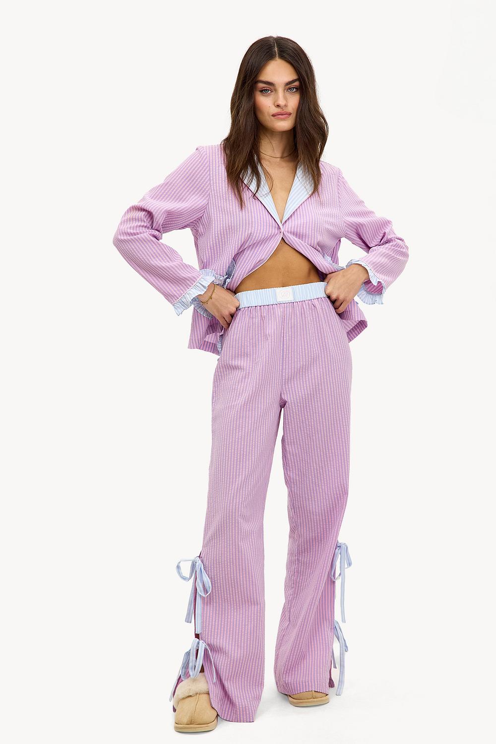 Pantalón de pijama morado con rayas