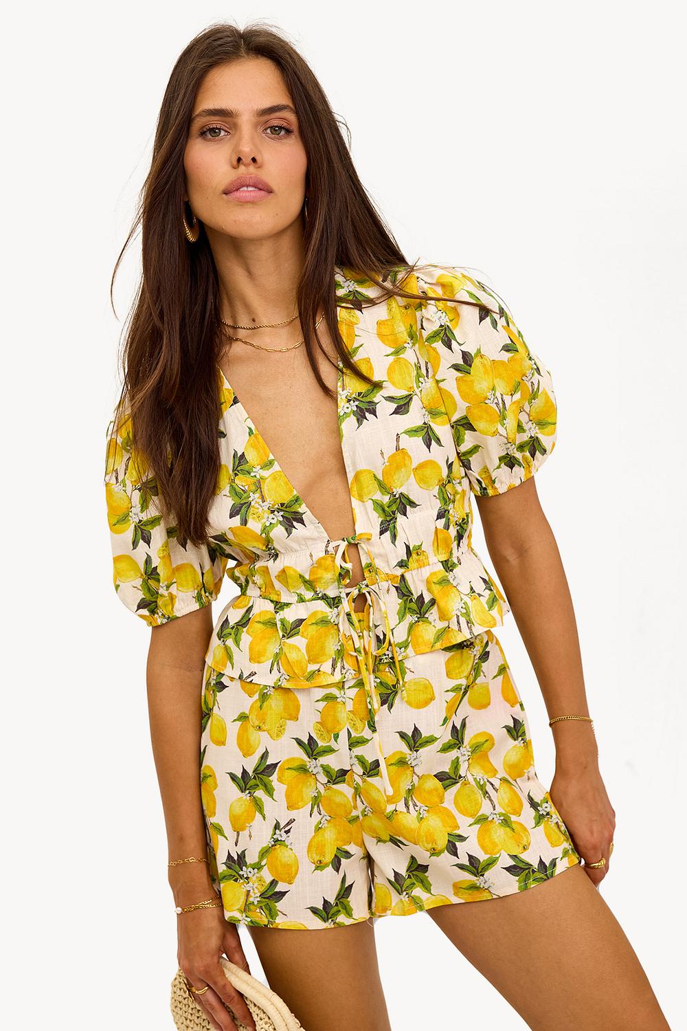 Pantalón corto amarillo claro con estampado tropical